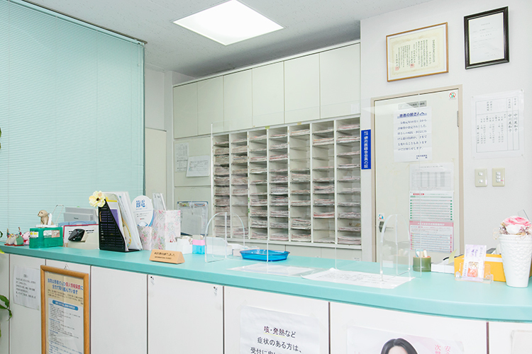 中川眼科クリニック 堺市堺区 受付ではスタッフが明るい声で出迎えてくれる