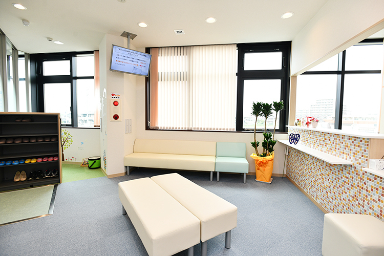 RERA DENTAL CLINIC 流山市 待合室は広く、温かい雰囲気の空間