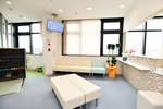 RERA DENTAL CLINIC 流山市 待合室は広く、温かい雰囲気の空間