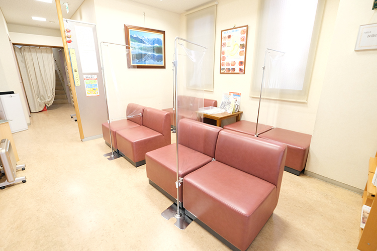 有馬外科胃腸科 千葉市中央区 明るい雰囲気の待合室。ゆったりとした雰囲気が心を癒やす