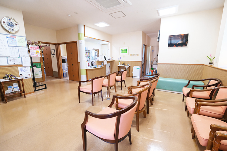 いのくち医院 三養基郡みやき町 温かみがあり、開放感のある待合室