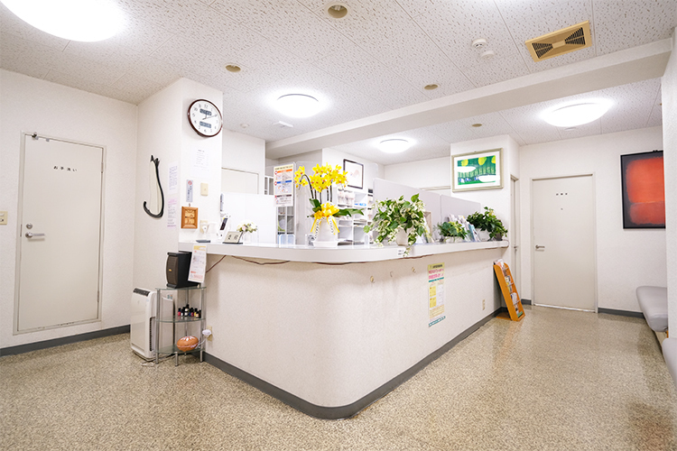 向ヶ丘メンタルクリニック 川崎市多摩区 穏やかな雰囲気で患者を迎える受付