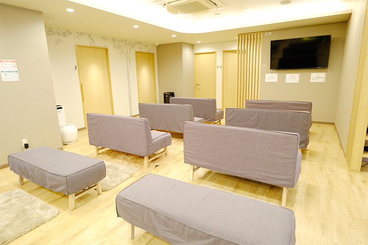 むさしのレディースクリニック 武蔵野市 温かみのある広々とした待合室
