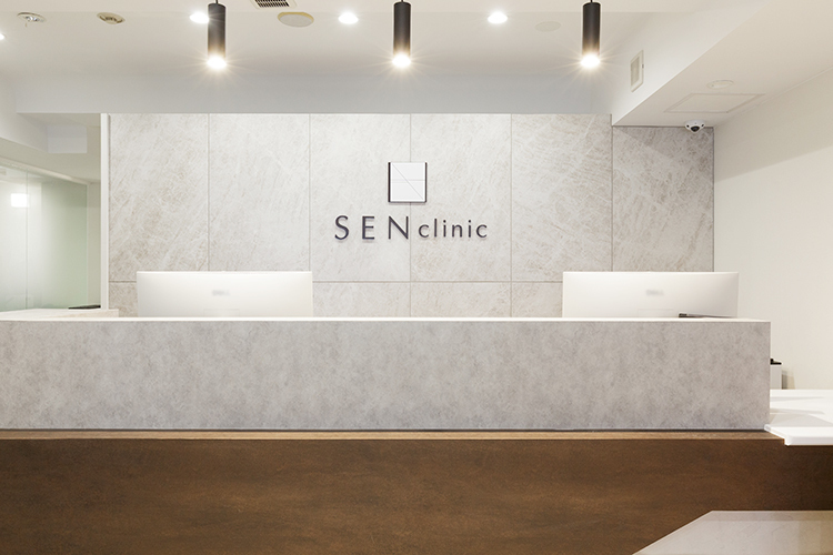 SEN Clinic 大阪市中央区 明るく清潔感のある院内で患者を迎えている