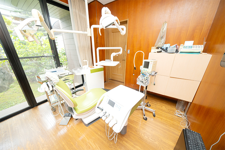 アン歯科 一宮市 明るい陽光が差し込む手術室