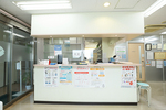 整形外科　岡田クリニック 堺市中区 医師とともに地域の患者の健康を守るスタッフが出迎える