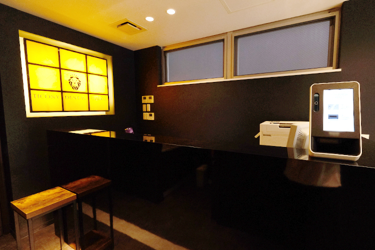 TICONY DENTAL OFFICE 大阪市西区 明るさを抑えた、温かみのある照明が出迎える