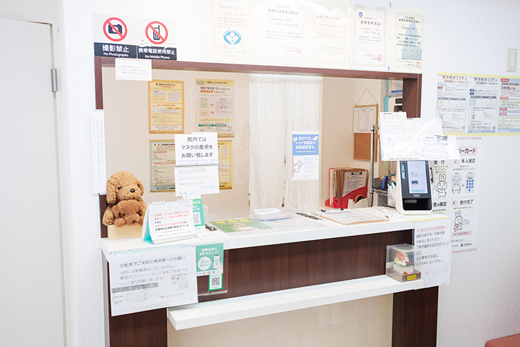 耳鼻咽喉科ヒロ医院 新宿区 明るく清潔な受付で患者を迎える