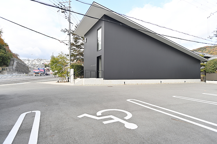 芝辻歯科医院 西宮市 駐車場も広く、通いやすい