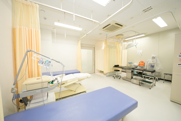 服部整形外科皮フ科 弥富市 診療室の隣には処置室もある