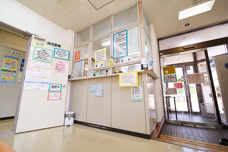 阿部小児科医院 新潟市東区 来院した患者を迎え、スタッフが丁寧に応対する受付スペース