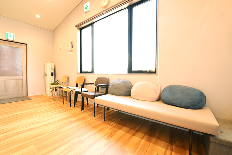 まなぶ歯科 新潟市西区 床面もウッドだが、壁も統一した色合い。落ち着く雰囲気の待合室