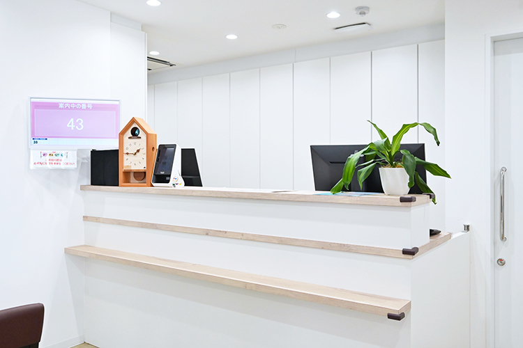 まんかいメディカルクリニック 三田市 清潔感のある院内。スタッフが明るく迎える