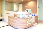 日野駅前ファミリークリニック 日野市 院内は暖色系のカラーが用いられるなど落ち着いた雰囲気