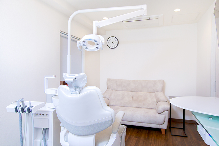 SEIJO PRIME DENTAL OFFICE 世田谷区 診療室は、外からの光が差し込む居心地の良い空間に