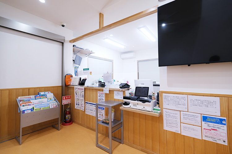 とがさきクリニック 三郷市 じっくり話を聞く診療を大切にする、落ち着いた受付