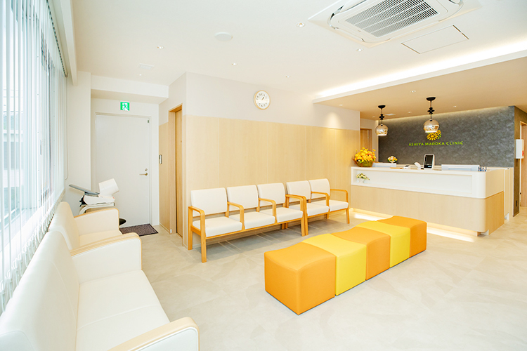 芦屋まどかクリニック 芦屋市 オレンジと黄色を基調とした温かみのある待合室