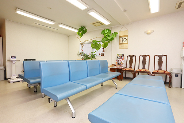 ながた医院 寝屋川市 待合室には患者のことを想い、ベッドが置かれている