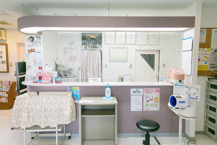 正木産婦人科 八尾市 受付はピンク色基調で、女性らしさを感じる