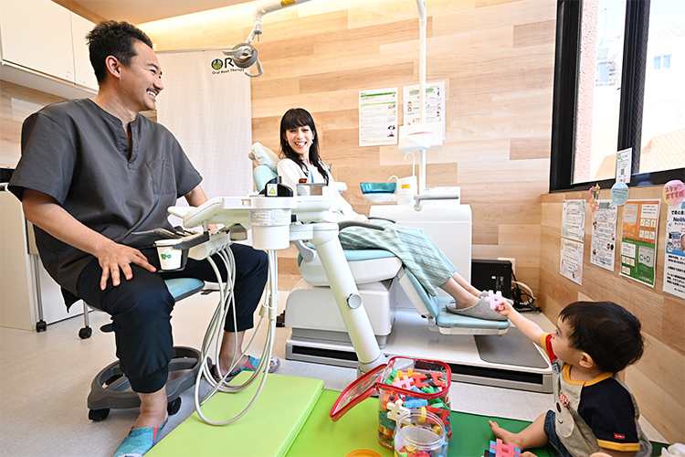 SAKUデンタルクリニック 習志野市 受付ではスタッフが患者を明るく迎えてくれる
