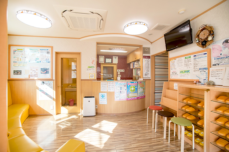 ひめ歯科クリニック 松山市 温かな接遇で迎えてくれる受付スタッフ