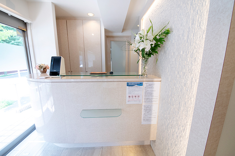 市が尾歯科・歯科口腔外科クリニック 横浜市青葉区 受付ではスタッフが明るく迎える