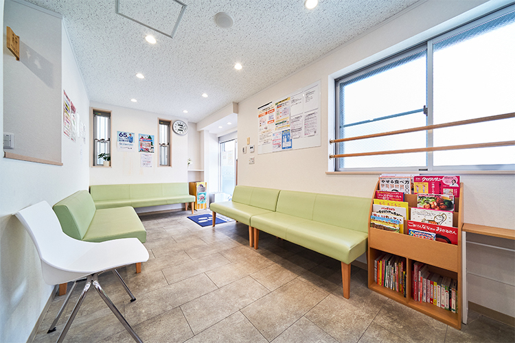日下クリニック 八王子市 木目を基調としたリラックスできる清潔な院内
