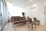 MEDICAL CLINIC 森本医院 堺市東区 陽光差し込む待合室