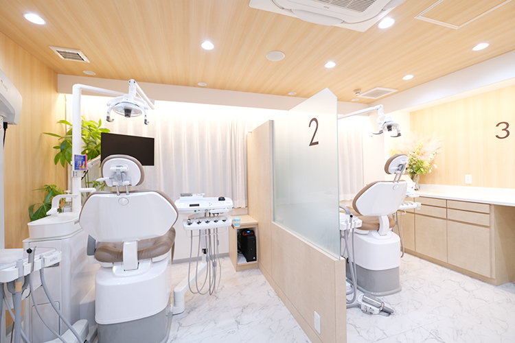 上福岡エスデンタルクリニック ふじみ野市 暖色系の照明やこだわりのインテリアで親しみやすい雰囲気の院内