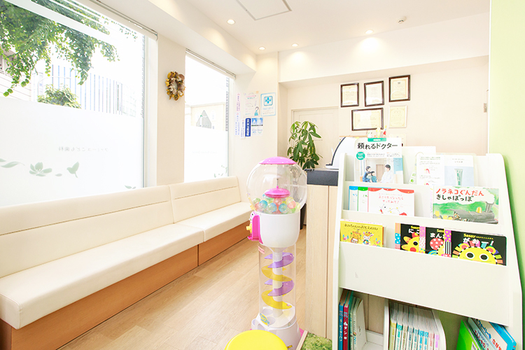 ファミーユこども歯科 横浜市都筑区 大きな窓から日が入る明るい院内。受付の対応も丁寧だ