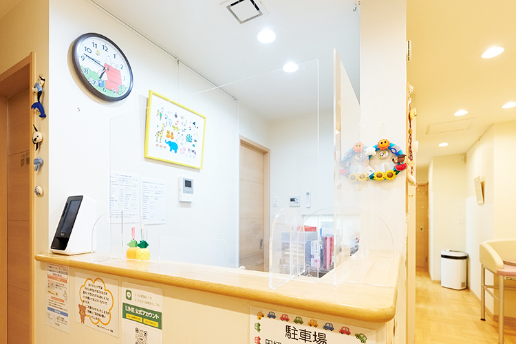 内田こどもクリニック 練馬区 待合室は絵本が豊富にそろい、楽しい雰囲気の空間で出迎える