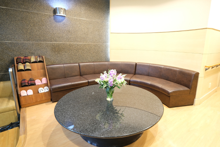 若林歯科 芦屋市 院内は木目調の落ち着いた雰囲気