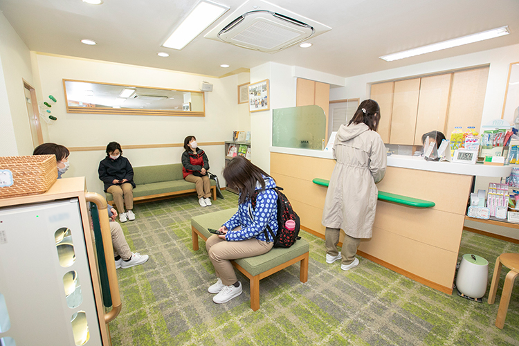 のむら歯科・矯正歯科 四條畷市 受付ではオーラルケアグッズを取り扱っている