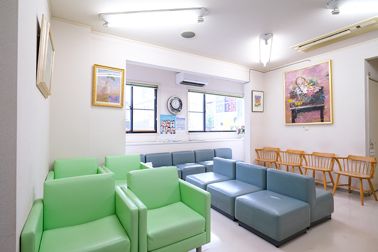 ライフクリニック 川越市 明るい待合室には患者が描いた大きな絵が飾ってある