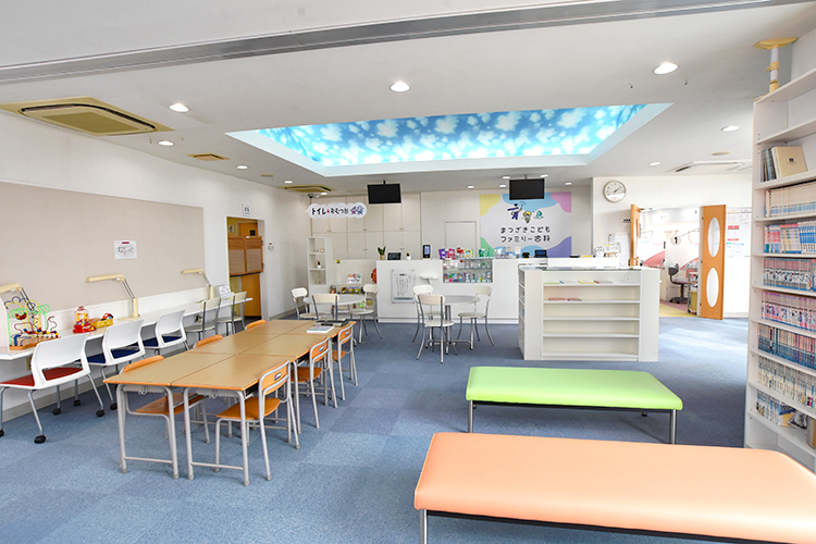 まつざきこどもファミリー歯科 新潟市東区 広々とした待合席と受付が迎える、開放感あふれる院内
