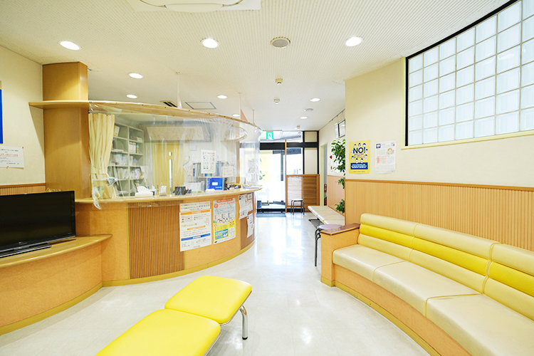 医療法人田中耳鼻咽喉科医院 飯塚市 黄色いソファーが印象的な、明るい雰囲気の待合室