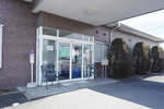 前橋ふじみ内科 前橋市 自動ドアの両サイドには椅子が設置されている
