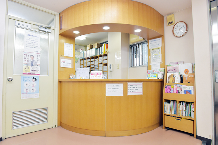 隅本医院 大阪市西成区 受付に飛沫感染防止用の仕切りを設置し、衛生管理も徹底