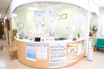あらい医院 さいたま市北区 スタッフが温かく迎える受付