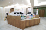 稲城平尾よりそうファミリー内科クリニック 稲城市 木の温かみを感じる、明るく開放感のある院内