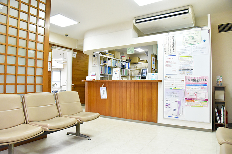 佐藤整形外科クリニック さいたま市南区 明るい陽光が差し込む待合室。患者とスタッフの笑顔が絶えない