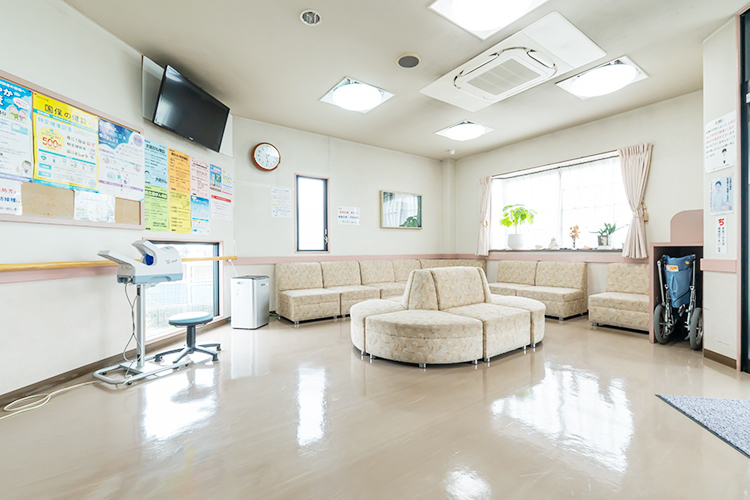 いまいクリニック 各務原市 明るい光が差し込む開放感ある待合室