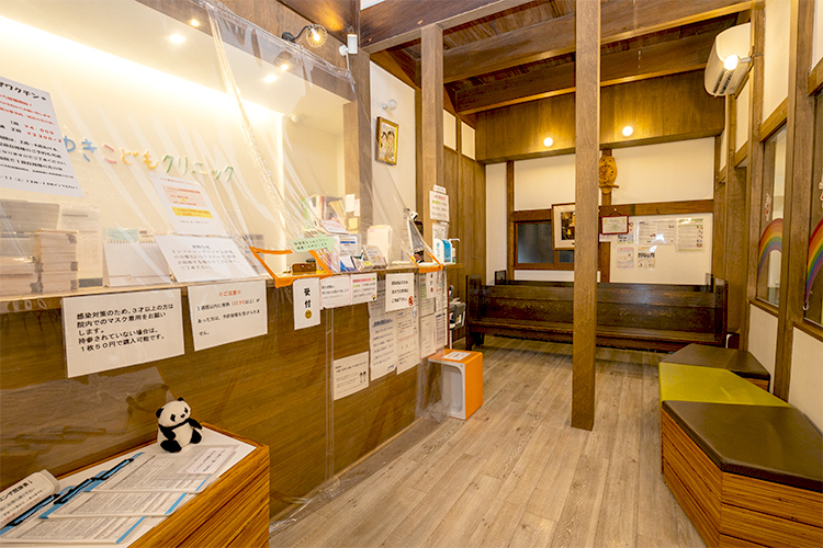 ゆきこどもクリニック 八尾市 待合室では子育て支援の場として「どんぐりハウス」が開催される