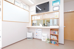 蓮見ペインクリニック医院 さいたま市北区 受付にはテレビモニターも設置し、待ち時間を長く感じさせない