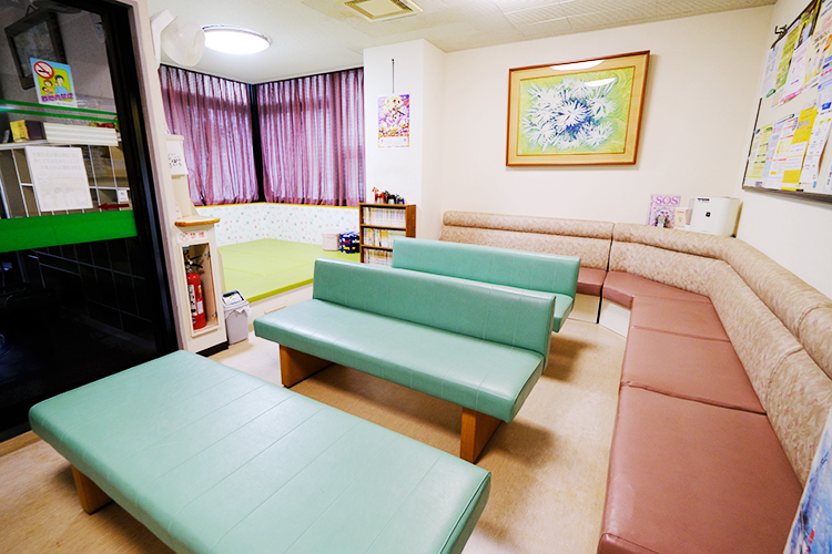 表山クリニック 名古屋市天白区 心和む絵画が彩る明るい待合室