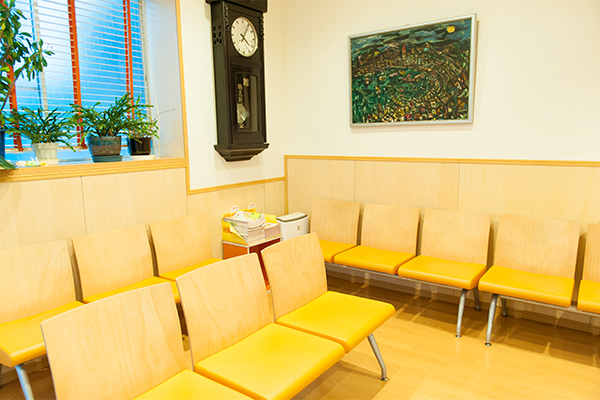 佐藤内科診療所 横浜市神奈川区 待合室は明るく温かい雰囲気に包まれ、ほっとくつろげる空間