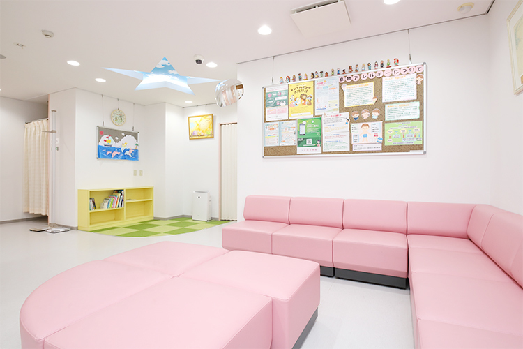 にわ小児科 泉佐野市 明るい雰囲気の待合室