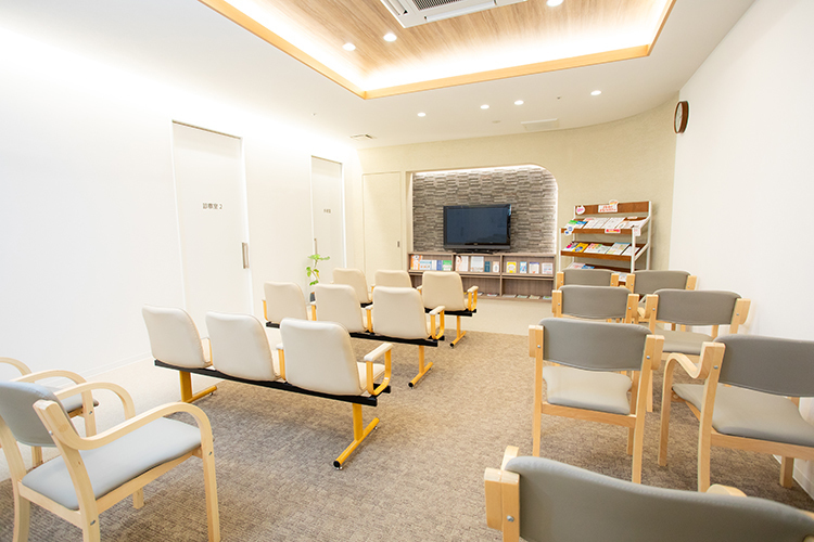 高槻整形外科・再生医療クリニック 高槻市 白を基調とした清潔感のある待合室