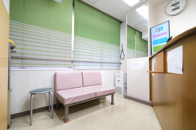 ナゴヤクリニック 名古屋市中村区 受付ではスタッフが優しく対応してくれる