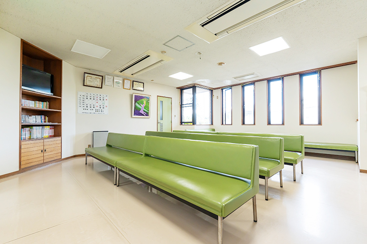 福喜多耳鼻咽喉科 名張市 明るい日光が差し込む広々とした待合室
